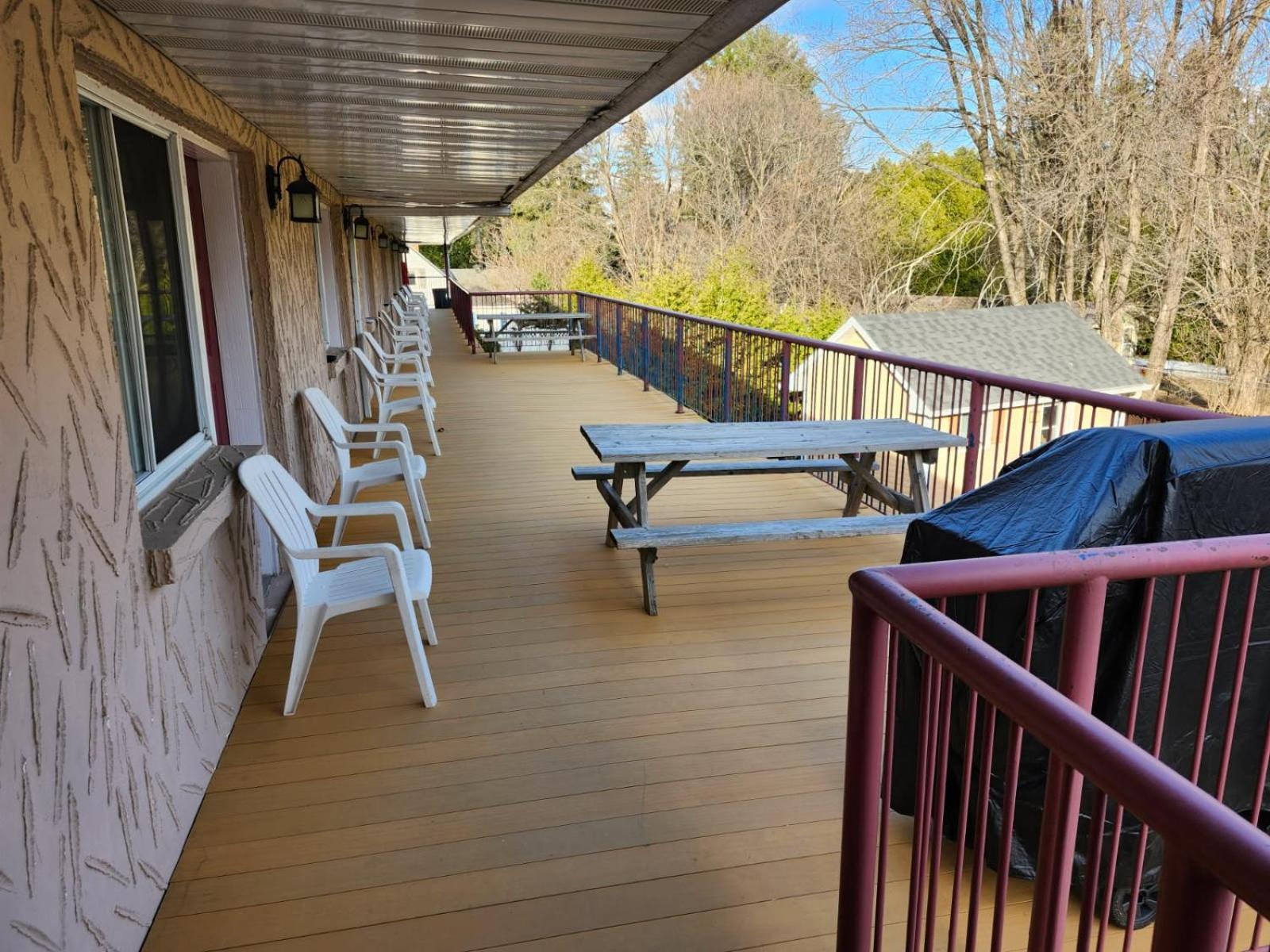 Motel Des Pentes Et Suites Saint-Sauveur Exterior photo