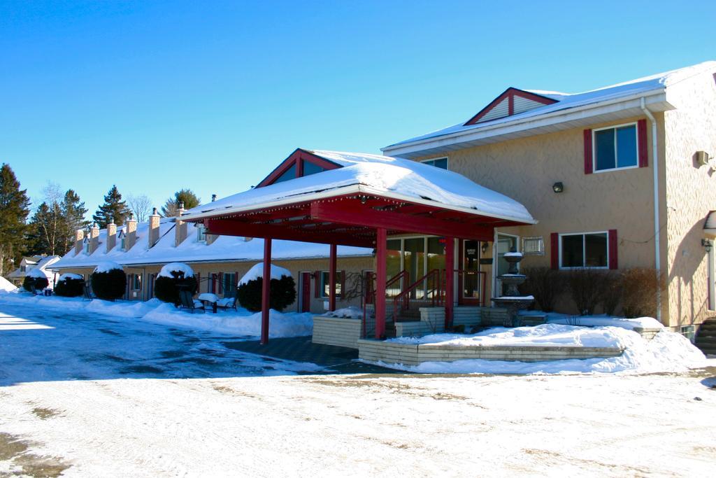 Motel Des Pentes Et Suites Saint-Sauveur Room photo