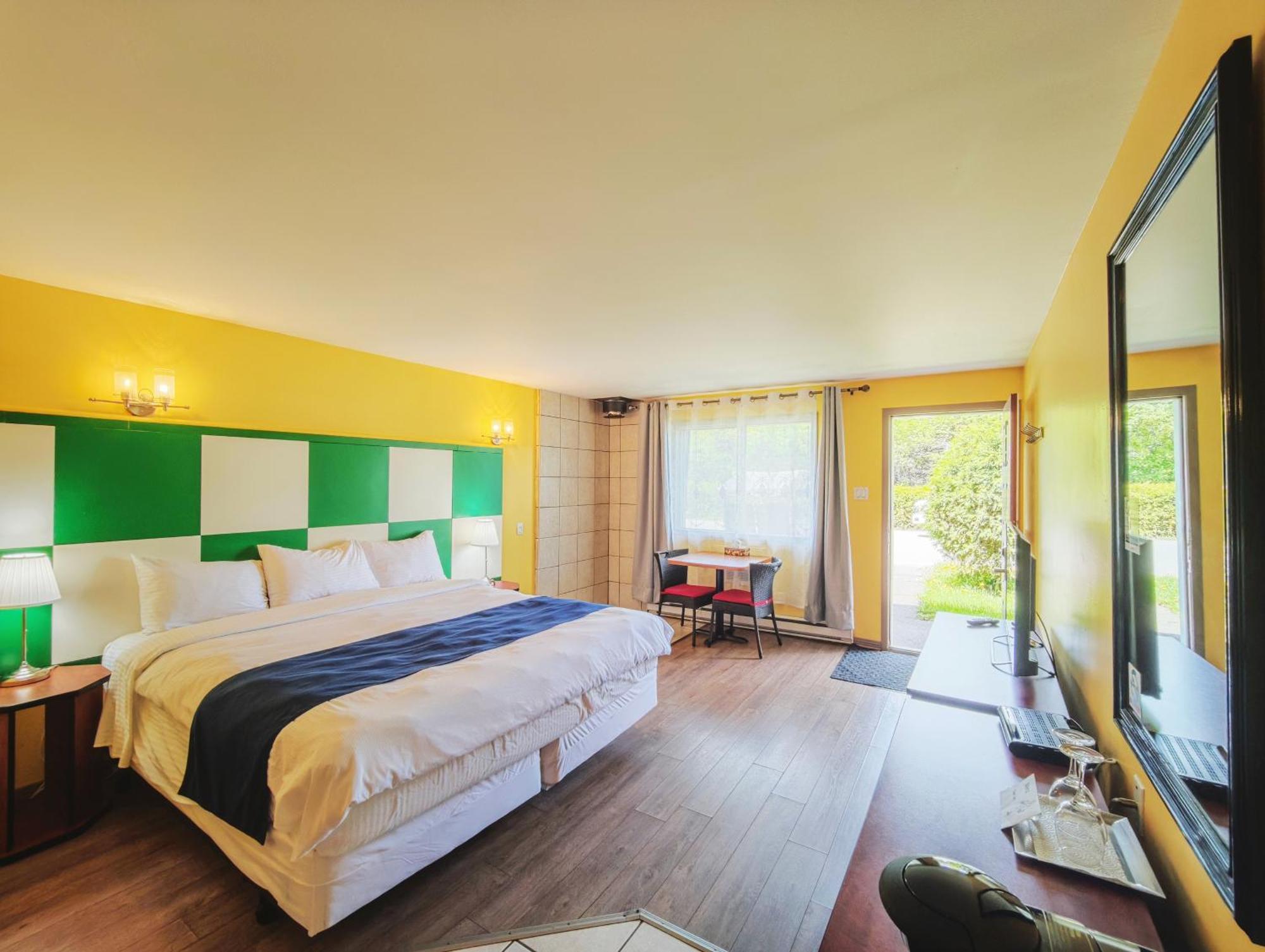 Motel Des Pentes Et Suites Saint-Sauveur Exterior photo