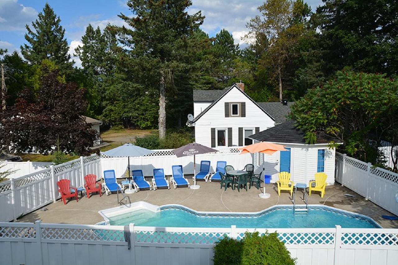 Motel Des Pentes Et Suites Saint-Sauveur Exterior photo